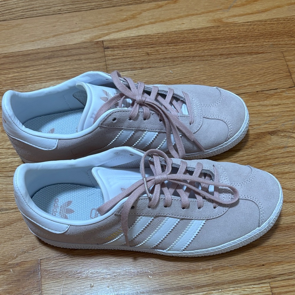 Adidas Gazelle sneakers. Big kid size 6, women’s size 7.5